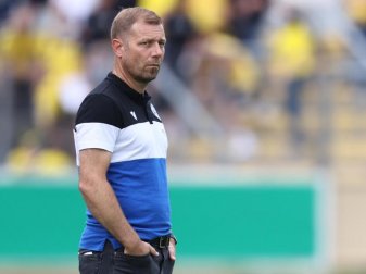 Trainer Frank Kramer trifft mit seinen Bielefeldern auf Ex-Club Greuther Fürth. Foto: Daniel Karmann/dpa Trainer Frank Kramer trifft mit seinen Bielefeldern auf Ex-Club Greuther Fürth. Foto: Daniel Karmann/dpa