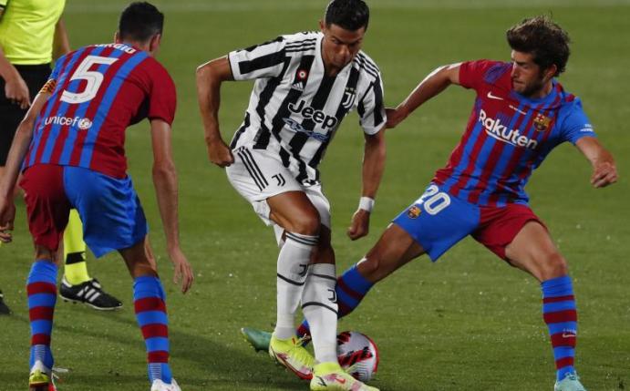 Cristiano Ronaldo (M.) will laut seinem Trainer bei Juventus Turin bleiben. Foto: Joan Monfort/AP/dpa