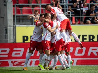 Jahn Regensburg setzte sich gegen Schalke durch und bleibt Überraschungs-Spitzenreiter der 2. Liga. Foto: Matthias Balk/dpa Jahn Regensburg setzte sich gegen Schalke durch und bleibt Überraschungs-Spitzenreiter der 2. Liga. Foto: Matthias Balk/dpa