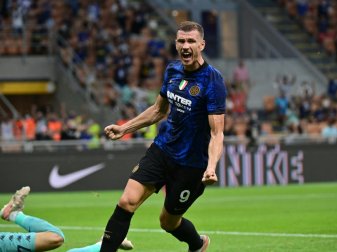 Stürmer Edin Dzeko trifft beim Debüt für Inter Mailand Stürmer Edin Dzeko trifft beim Debüt für Inter Mailand