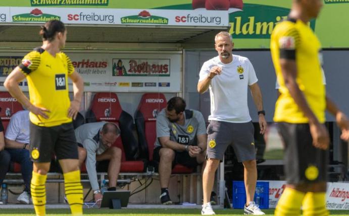 Trainer Marco Rose (M) und seine Dortmunder mussten gegen Freiburg eine Niederlage einstecken. Foto: Philipp von Ditfurth/dpa