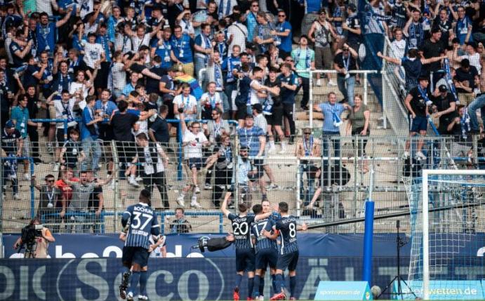 Die Bochumer Spieler feiern mit ihren Fans. Foto: Fabian Strauch/dpa