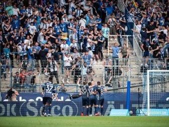 Die Bochumer Spieler feiern mit ihren Fans. Foto: Fabian Strauch/dpa Die Bochumer Spieler feiern mit ihren Fans. Foto: Fabian Strauch/dpa