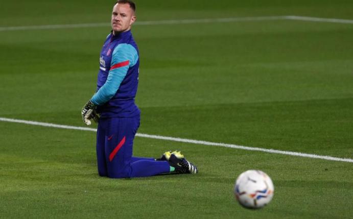 Barcelonas Torhüter Marc-André ter Stegen könnte schon am kommenden Sonntag wieder auf dem Platz stehen. Foto: Joan Monfort/AP/dpa