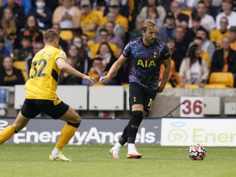 Harry Kane (r) kam gegen Wolverhampton in der 72. Minute ins Spiel. Foto: Andrew Yates/CSM via ZUMA Wire/dpa