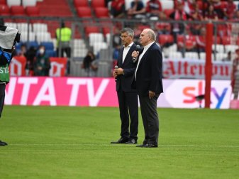 Bayerns Ehrenpräsident Uli Hoeneß (r) hält vor dem Spiel gegen Köln eine Rede. Foto: Sven Hoppe/dpa Bayerns Ehrenpräsident Uli Hoeneß (r) hält vor dem Spiel gegen Köln eine Rede. Foto: Sven Hoppe/dpa