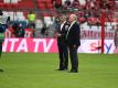 Bayerns Ehrenpräsident Uli Hoeneß (r) hält vor dem Spiel gegen Köln eine Rede. Foto: Sven Hoppe/dpa