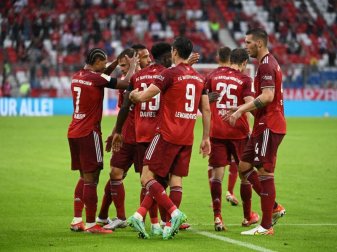 Die Bayern um Doppelpacker Serge Gnabry (l) setzten sich nur mit viel Mühe gegen Köln durch. Foto: Sven Hoppe/dpa Die Bayern um Doppelpacker Serge Gnabry (l) setzten sich nur mit viel Mühe gegen Köln durch. Foto: Sven Hoppe/dpa
