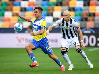 Juves Paulo Dybala (l) im Zweikampf mit Bram Nuytinck von Udinese. Foto: Ettore Griffoni/LPS via ZUMA Press Wire/dpa Juves Paulo Dybala (l) im Zweikampf mit Bram Nuytinck von Udinese. Foto: Ettore Griffoni/LPS via ZUMA Press Wire/dpa
