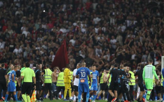 Nizza-Fans strömen gegen Olympique Marseille auf das Spielfeld. Foto: Jonathan Moscrop/CSM via ZUMA Wire/dpa