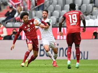 Bayerns Leroy Sane (l) in Aktion gegen Mark Uth von Köln. Foto: Sven Hoppe/dpa Bayerns Leroy Sane (l) in Aktion gegen Mark Uth von Köln. Foto: Sven Hoppe/dpa