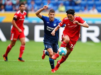 Hoffenheims Stürmer Andrej Kramaric und Unions Mittelfeldspieler Genki Haraguchi (r). Foto: Uwe Anspach/dpa Hoffenheims Stürmer Andrej Kramaric und Unions Mittelfeldspieler Genki Haraguchi (r). Foto: Uwe Anspach/dpa