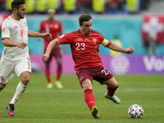 Der Schweizer Nationalspieler Xherdan Shaqiri (r) verlässt Liverpool. Foto: Dmitri Lovetsky/Pool AP/dpa Der Schweizer Nationalspieler Xherdan Shaqiri (r) verlässt Liverpool. Foto: Dmitri Lovetsky/Pool AP/dpa