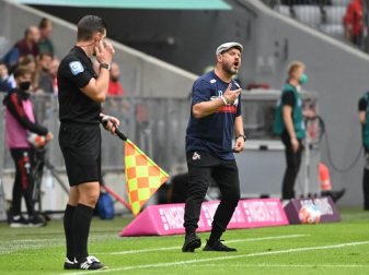 Kölns Trainer Steffen Baumgart findet die Pfiffe gegen Leroy Sané beschämend. Foto: Sven Hoppe/dpa Kölns Trainer Steffen Baumgart findet die Pfiffe gegen Leroy Sané beschämend. Foto: Sven Hoppe/dpa