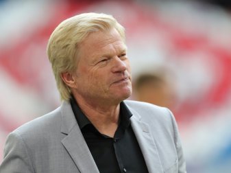 Bayern München spendet - Oliver Kahn übergibt Scheck