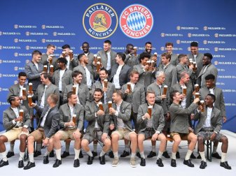 Die Bayern-Spieler beim traditionellen «Lederhosen-Shooting». Foto: Lennart Preiss/dpa Die Bayern-Spieler beim traditionellen «Lederhosen-Shooting». Foto: Lennart Preiss/dpa