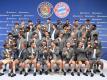 Die Bayern-Spieler beim traditionellen «Lederhosen-Shooting». Foto: Lennart Preiss/dpa