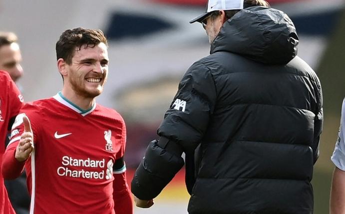 Andy Robertson (l.) verlängert beim FC Liverpool