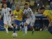 Messi (l.) spielt gegen Neymar vor 12.000 Fans