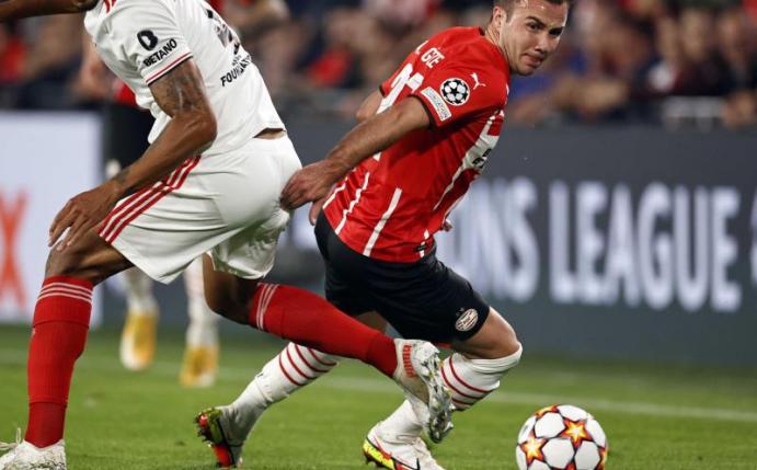 Verpasste mit Eindhoven gegen Benfica Lissabon die Königsklasse: Mario Götze (r). Foto: Maurice Van Steen/ANP/dpa