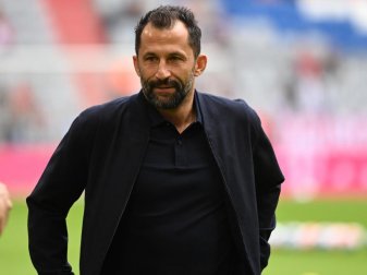 Kritisiert erneut die Pfiffe der Bayern-Fans gegen Leroy Sané: Hasan Salihamidzic. Foto: Sven Hoppe/dpa Kritisiert erneut die Pfiffe der Bayern-Fans gegen Leroy Sané: Hasan Salihamidzic. Foto: Sven Hoppe/dpa