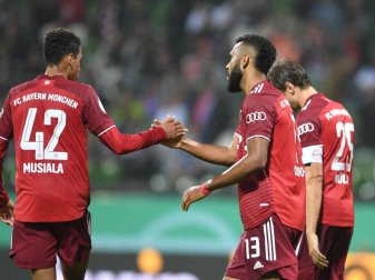 Zeigten sich in Bremen in Torlaune: Bayerns Eric Maxim Choupo-Moting (r) und Jamal Musiala. Foto: Carmen Jaspersen/dpa