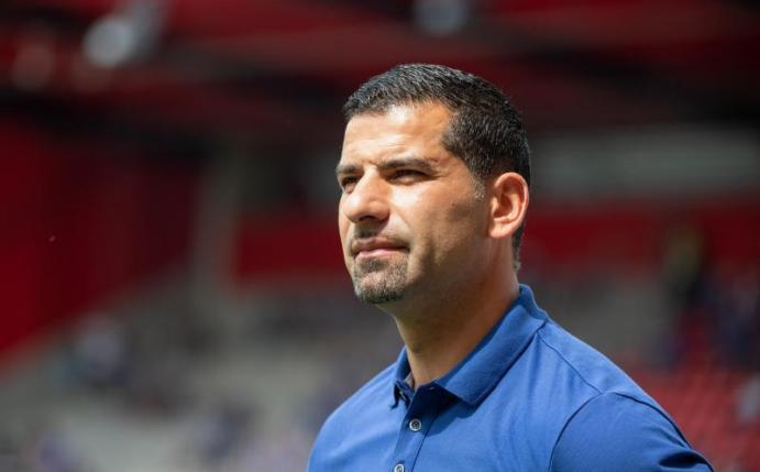 Trainer Dimitrios Grammozis stellt sich beim FC Schalke 04 der Kritik. Foto: Matthias Balk/dpa