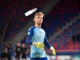 Dänemarks U21-Torhüter Oliver Christensen hat in Berlin einen Vertrag über fünf Jahre unterschrieben. Foto: Marton Monus/dpa Dänemarks U21-Torhüter Oliver Christensen hat in Berlin einen Vertrag über fünf Jahre unterschrieben. Foto: Marton Monus/dpa