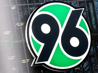 Das Logo von Fußball-Bundesligist Hannover 96 hängt an der HDI-Arena. Foto: Hauke-Christian Dittrich/dpa Das Logo von Fußball-Bundesligist Hannover 96 hängt an der HDI-Arena. Foto: Hauke-Christian Dittrich/dpa