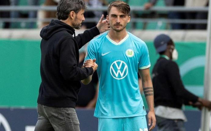 Wechselte in Münster einmal zuviel: Wolfsburg-Coach Mark van Bommel (l, hier mit Maximilian Philipp). Foto: Marco Steinbrenner/Kirchner-Media/dpa