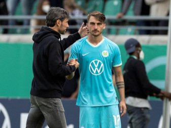 Wechselte in Münster einmal zuviel: Wolfsburg-Coach Mark van Bommel (l, hier mit Maximilian Philipp). Foto: Marco Steinbrenner/Kirchner-Media/dpa Wechselte in Münster einmal zuviel: Wolfsburg-Coach Mark van Bommel (l, hier mit Maximilian Philipp). Foto: Marco Steinbrenner/Kirchner-Media/dpa