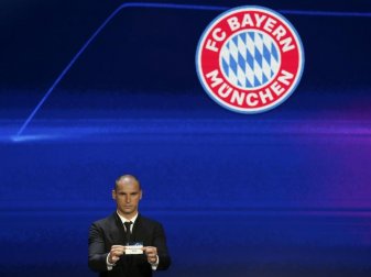 Branislav Ivanovic, serbischer Fußballprofi, zeigt ein Los mit der Aufschrift «FC Bayern». Foto: Emrah Gurel/AP/dpa Branislav Ivanovic, serbischer Fußballprofi, zeigt ein Los mit der Aufschrift «FC Bayern». Foto: Emrah Gurel/AP/dpa