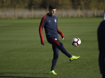 Pulisic jongliert während des Trainings der US-Nationalmannschaft mit dem Ball. Foto: Matt Dunham/AP/dpa Pulisic jongliert während des Trainings der US-Nationalmannschaft mit dem Ball. Foto: Matt Dunham/AP/dpa
