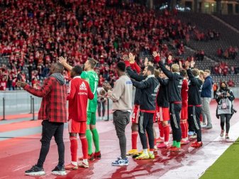 Der 1. FC Union Berlin feierte mit den Fans den Einzug in die Gruppenphase der Conference League. Foto: Andreas Gora/dpa