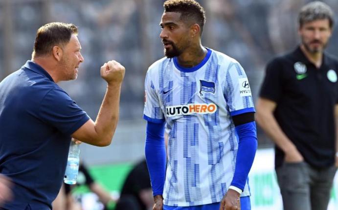 Herthas Trainer Pal Dardai (l) spricht mit Kevin-Prince Boateng an der Seitenauslinie. Foto: Soeren Stache/dpa-Zentralbild/dpa
