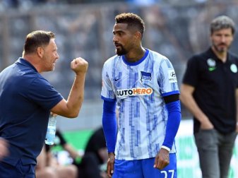 Herthas Trainer Pal Dardai (l) spricht mit Kevin-Prince Boateng an der Seitenauslinie. Foto: Soeren Stache/dpa-Zentralbild/dpa Herthas Trainer Pal Dardai (l) spricht mit Kevin-Prince Boateng an der Seitenauslinie. Foto: Soeren Stache/dpa-Zentralbild/dpa