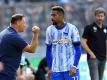 Herthas Trainer Pal Dardai (l) spricht mit Kevin-Prince Boateng an der Seitenauslinie. Foto: Soeren Stache/dpa-Zentralbild/dpa