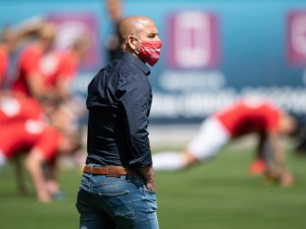 Kölns Trainer Sascha Glass verlängerte seinen Vertrag. Foto: Swen Pförtner/dpa Kölns Trainer Sascha Glass verlängerte seinen Vertrag. Foto: Swen Pförtner/dpa