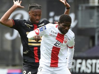 Werder Bremen leiht Roger Assale (r.) vom FCO Dijon aus Werder Bremen leiht Roger Assale (r.) vom FCO Dijon aus