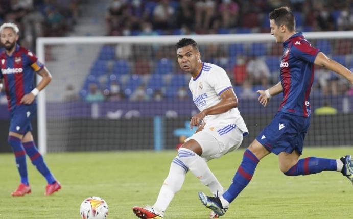 Real Madrid verlängerte den Vertrag mit Casemiro (M.). Foto: Alberto Saiz/AP/dpa