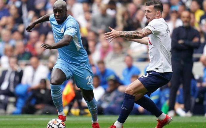 Benjamin Mendy (l) von Manchester City muss in Untersuchungshaft. Foto: Nick Potts/PA Wire/dpa