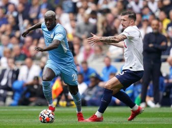 Benjamin Mendy (l) von Manchester City muss in Untersuchungshaft. Foto: Nick Potts/PA Wire/dpa Benjamin Mendy (l) von Manchester City muss in Untersuchungshaft. Foto: Nick Potts/PA Wire/dpa