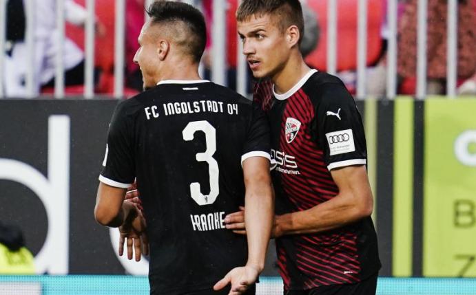 Der FCI um Führungstorschütze Filip Bilbija (r) holte sich in Sandhausen den ersten Saisonsieg. Foto: Uwe Anspach/dpa