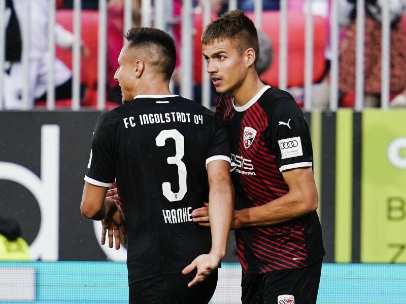 Der FCI um Führungstorschütze Filip Bilbija (r) holte sich in Sandhausen den ersten Saisonsieg. Foto: Uwe Anspach/dpa