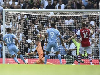 Manchester Citys Ferran Torres (l) erzielt das zweite Tor für seine Mannschaft. Foto: Rui Vieira/AP/dpa Manchester Citys Ferran Torres (l) erzielt das zweite Tor für seine Mannschaft. Foto: Rui Vieira/AP/dpa