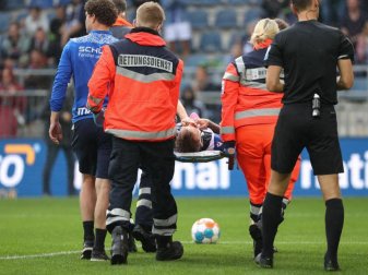 Bielefelds Jacob Laursen wird verletzt vom Platz getragen. Foto: Friso Gentsch/dpa Bielefelds Jacob Laursen wird verletzt vom Platz getragen. Foto: Friso Gentsch/dpa