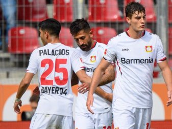 Leverkusens Kerem Demirbay (2. v. l.), Exequiel Palacios (l) und Patrik Schick freuen sich über den zweiten Saisonsieg. Foto: Matthias Balk/dpa Leverkusens Kerem Demirbay (2. v. l.), Exequiel Palacios (l) und Patrik Schick freuen sich über den zweiten Saisonsieg. Foto: Matthias Balk/dpa