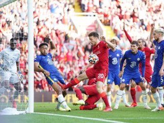 Chelseas Reece James (2.v.l) spielt auf der Torlinie Handspiel, was zu einer roten Karte und einem Elfmeter für Liverpool führt. Foto: Mike Egerton/PA Wire/dpa Chelseas Reece James (2.v.l) spielt auf der Torlinie Handspiel, was zu einer roten Karte und einem Elfmeter für Liverpool führt. Foto: Mike Egerton/PA Wire/dpa