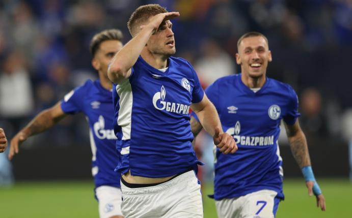Doppelpack: Simon Terodde (M.) schießt Schalke zum Sieg