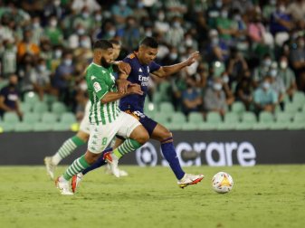 Nabil Fekir (l) von Betis kämpft um den Ball mit Casemiro von Real Madrid. Foto: Daniel Gonzalez Acuna/ZUMA Press Wire/dpa Nabil Fekir (l) von Betis kämpft um den Ball mit Casemiro von Real Madrid. Foto: Daniel Gonzalez Acuna/ZUMA Press Wire/dpa